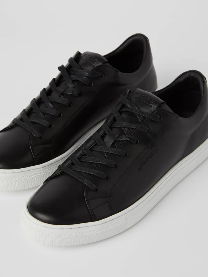 Women's Classic Leather Sneakers in Schwarz aus Leder mit weißer Gummisohle und einer stilvollen Tennis-Passform. - Image 3