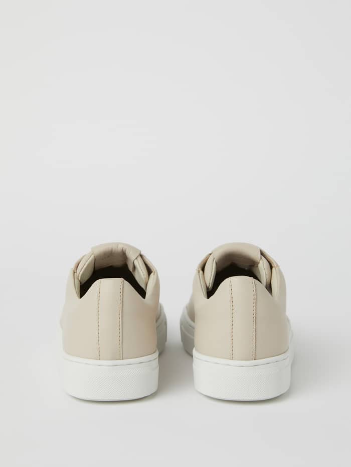 Beige Womens Leather sneakers Sl100 in achteraanzicht, vervaardigd van leer met een stijlvolle witte rubberen zool. - Image 2