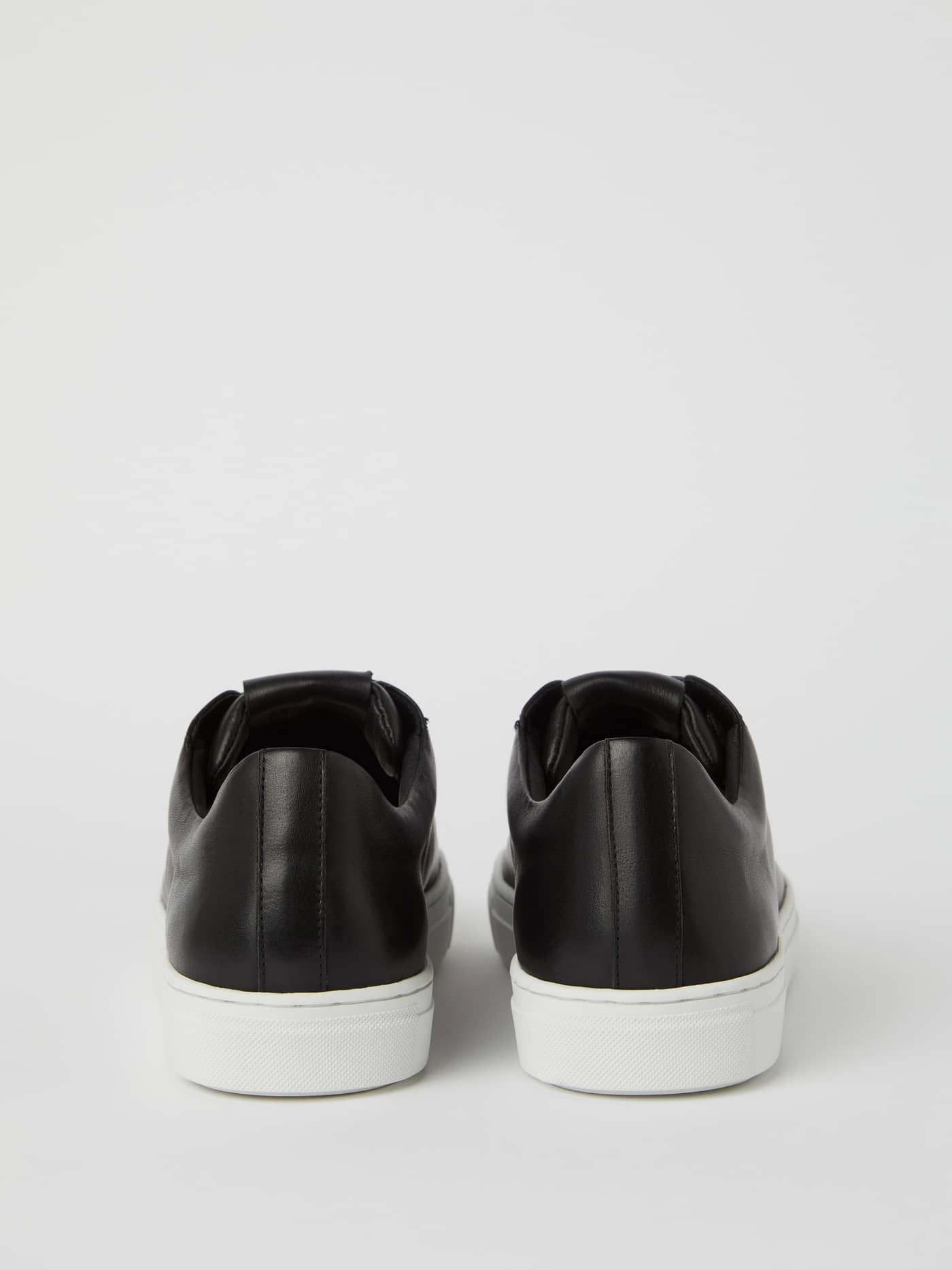 Zwarte Björn Borg Women's Classic Leather Sneakers van leer met een stijlvolle tennis-geïnspireerde pasvorm, achteraanzicht. - Image 2