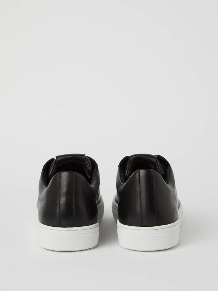 Rückansicht der schwarzen Women's Classic Leather Sneakers aus Leder mit stylischer, vom Tennis inspirierter Passform. - Image 2