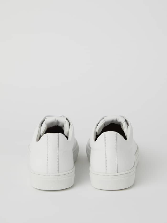 Achteraanzicht van de witte Women's Classic Leather Sneakers van Björn Borg, gemaakt van premium koeienleer. - Image 2
