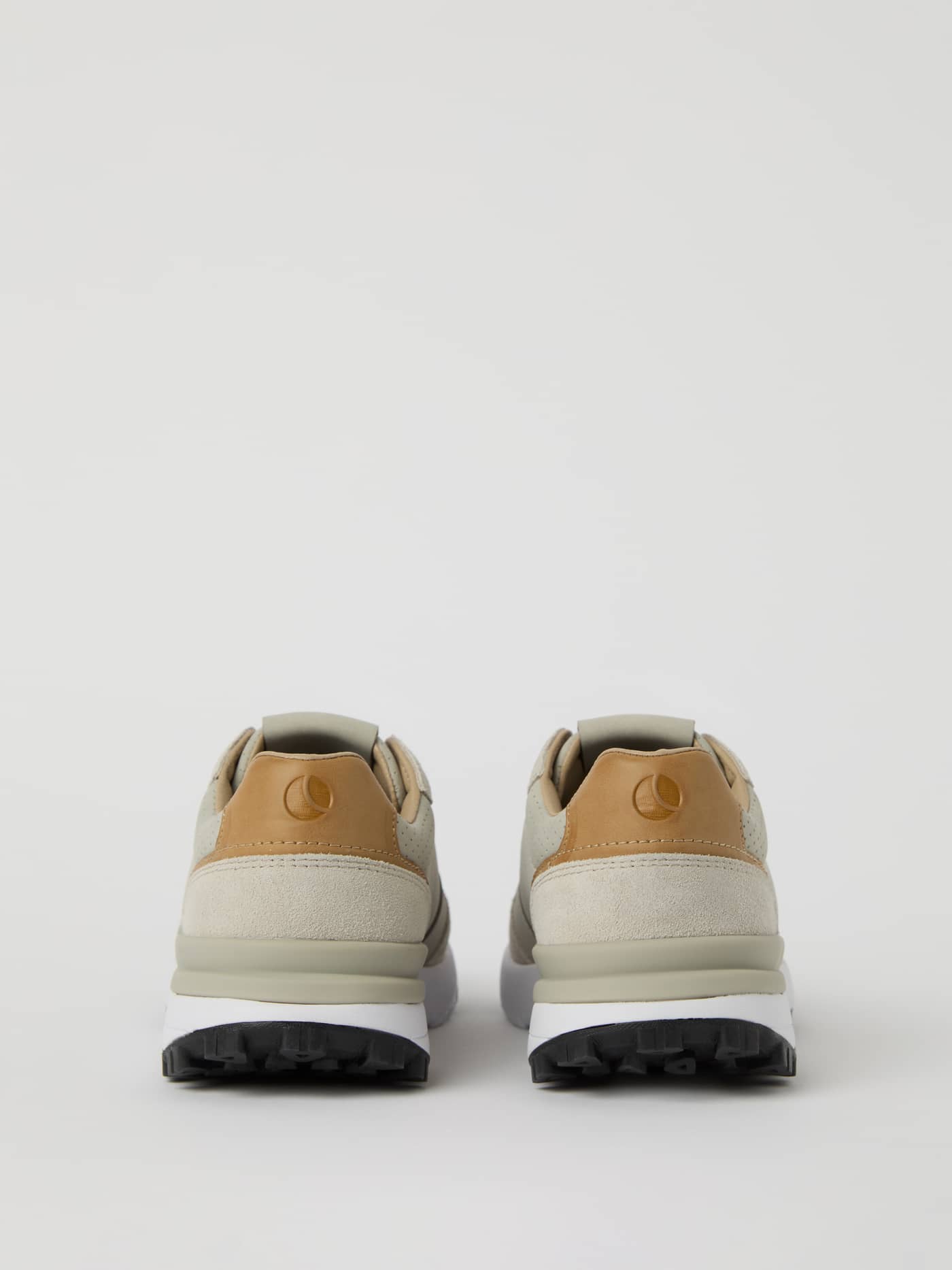 Baksidan av Men’s Sneakers R2400 i grått med en stödjande hälkonstruktion för stabil löpning. - Image 2