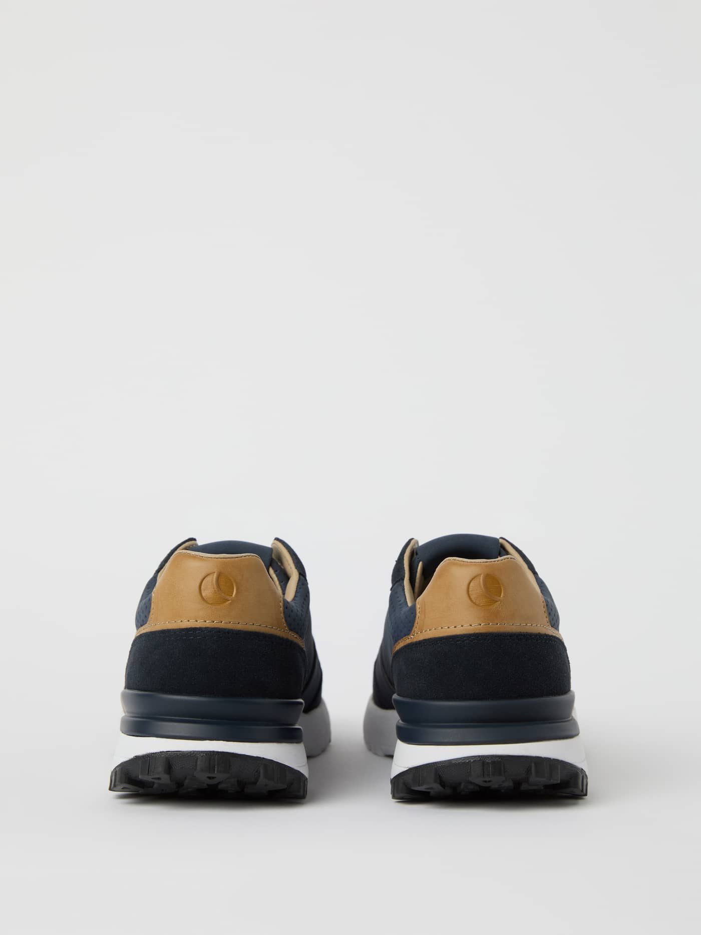 Men’s Sneakers R2400 i marinblått, löparskor sedda bakifrån med stödjande hälpartier i brunt läder och dämpande sulor. - Image 3
