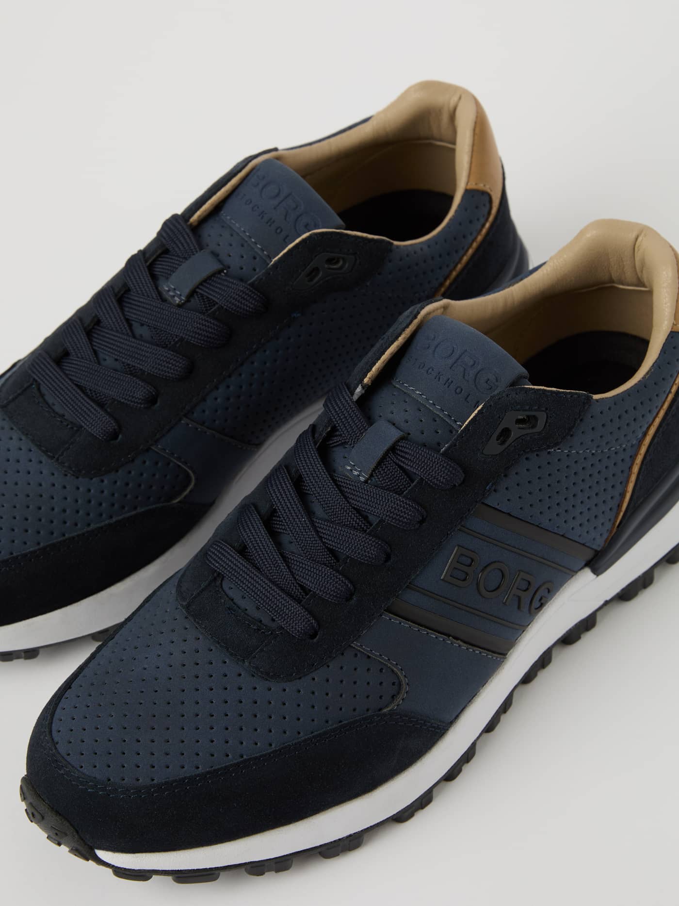 Men’s Sneakers R2400 i Navy för löpning med perforerad nubuck och präglad BORG-logotyp på sidan sedda snett framifrån. - Image 2