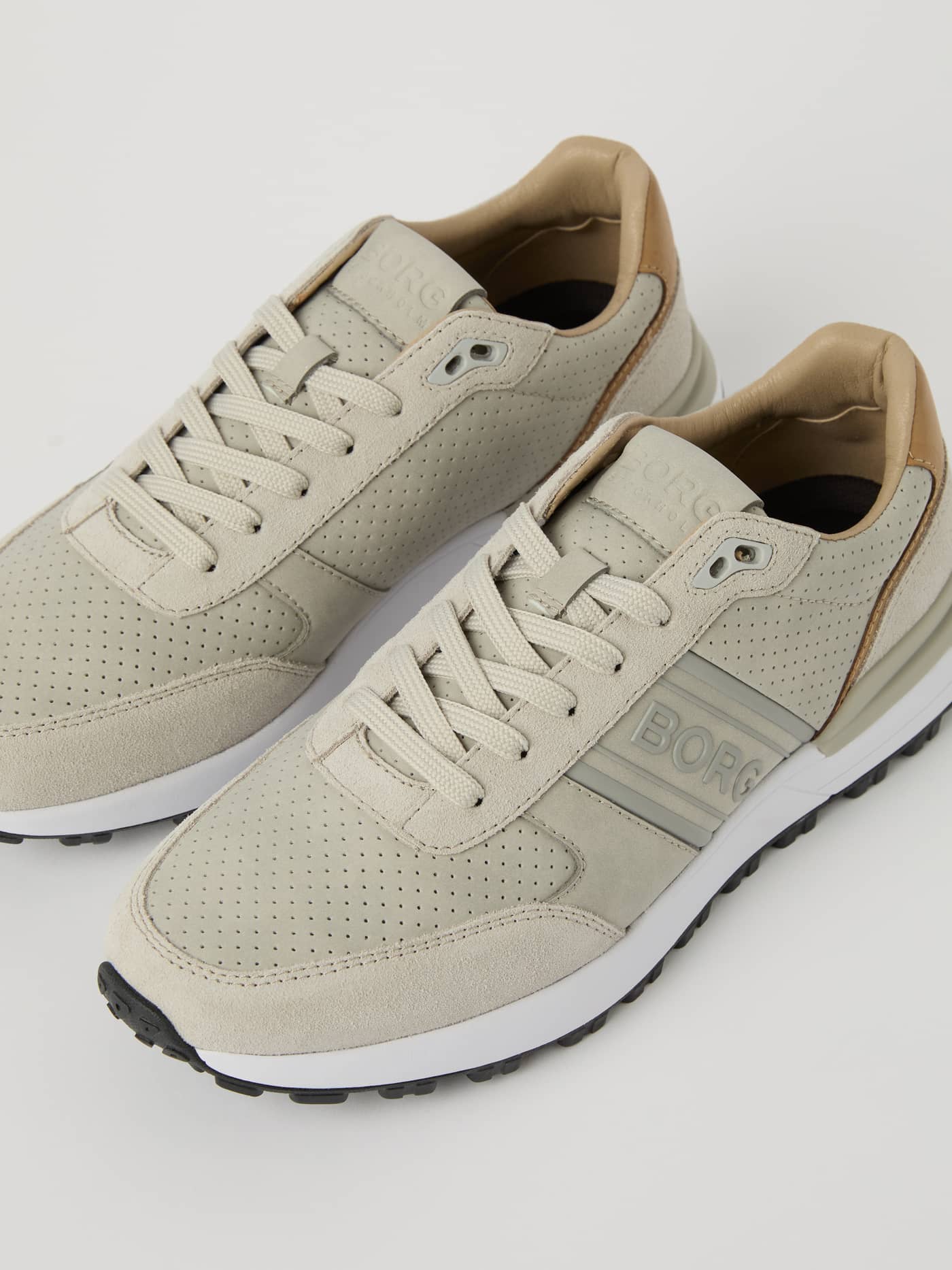 Sportiga grå Men’s Sneakers R2400 för löpning i perforerat syntetiskt och ko-läder med en grå logotyp. - Image 3