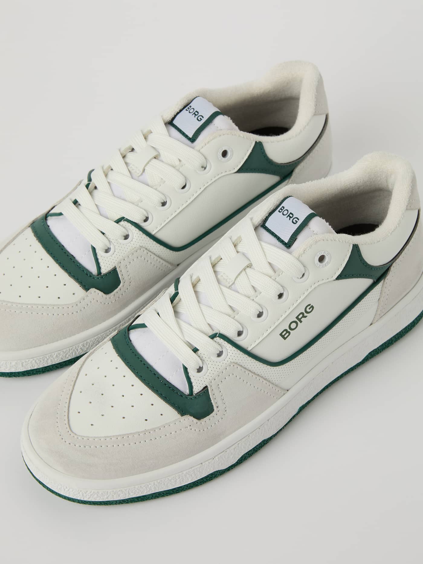 Men’s Sneakers T3100 i hvid med grønne logodetaljer og perforeret læder i funktionel tennisstil. - Image 1