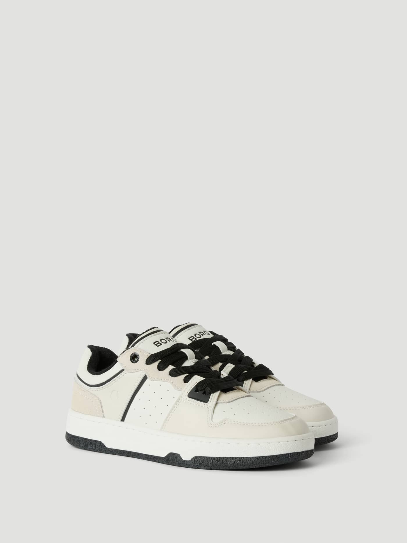 Womens Sneakers T3110 en White (Blanco) de estilo tenis con piel, logos negros y detalles perforados para un gran ajuste. - Image 1