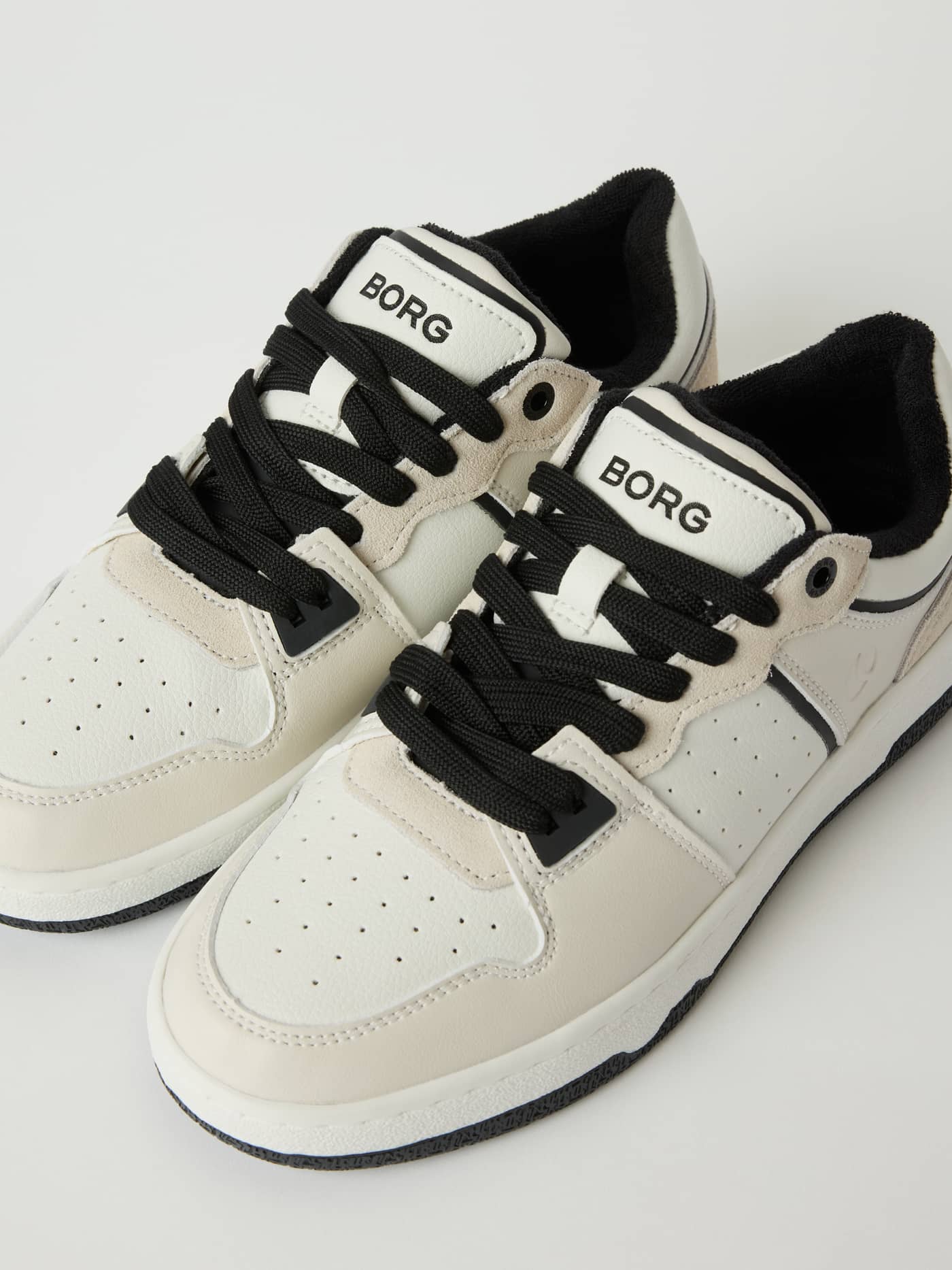 Vista frontal de las Womens Sneakers T3110 de piel en Blanco con logo BORG negro y diseño de tenis de alto rendimiento. - Image 2