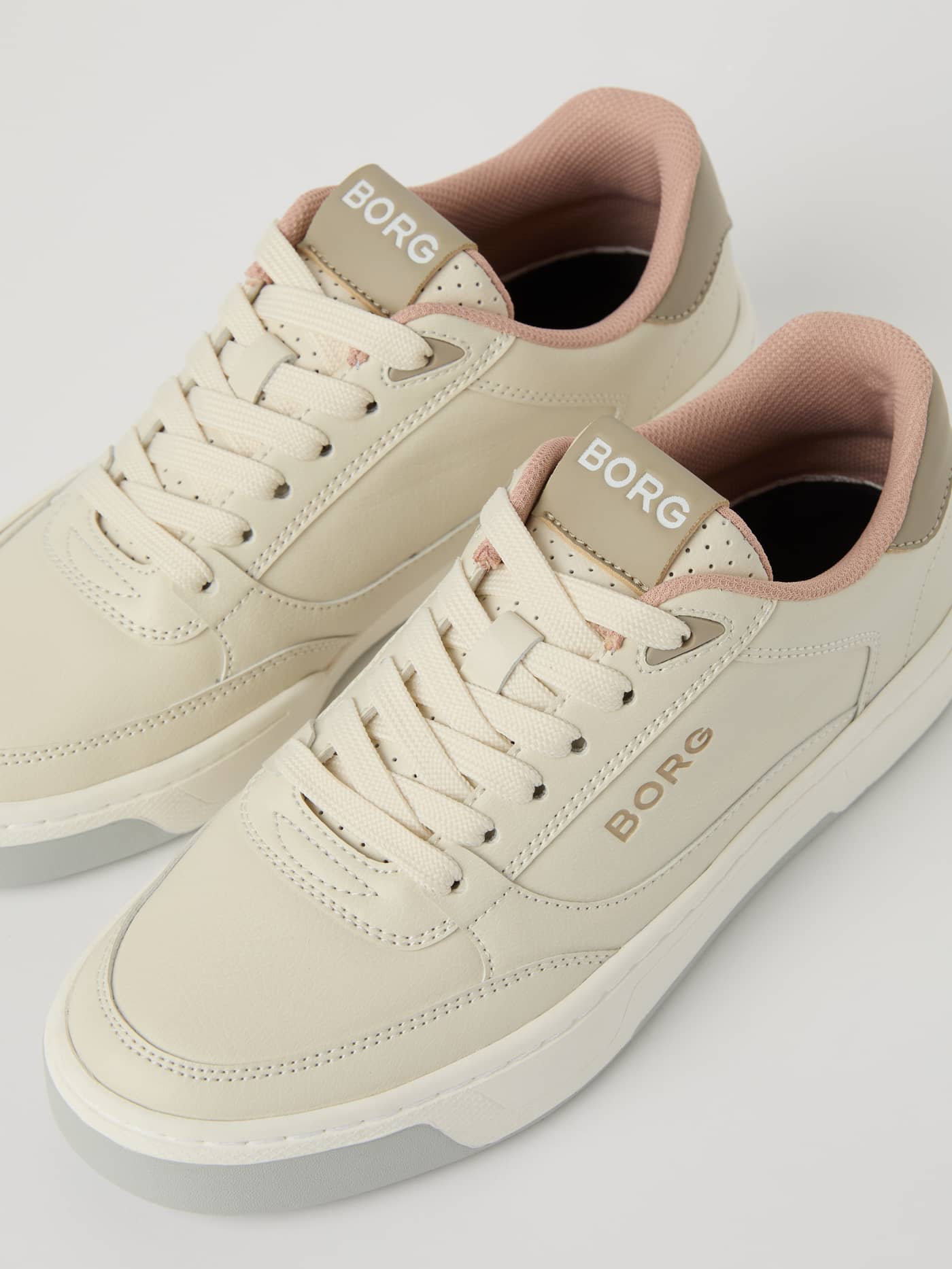 Womens Sneakers T2200 blanches en cuir synthétique d'inspiration tennis, dotées de détails logo et d'une coupe élégante. - Image 3