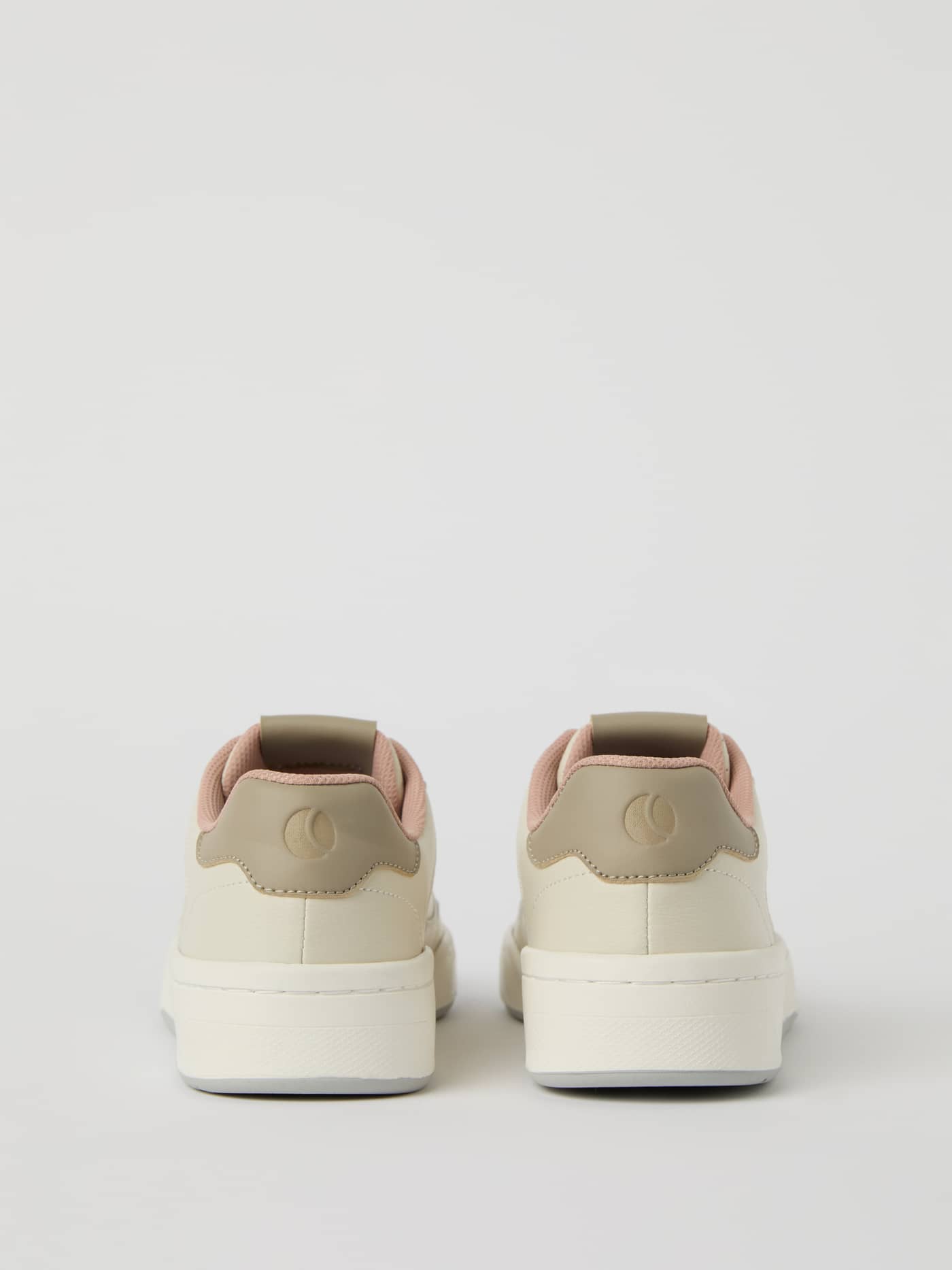 Vue arrière des Womens Sneakers T2200 d'inspiration tennis en cuir synthétique Blanc avec détails du logo taupe. - Image 2