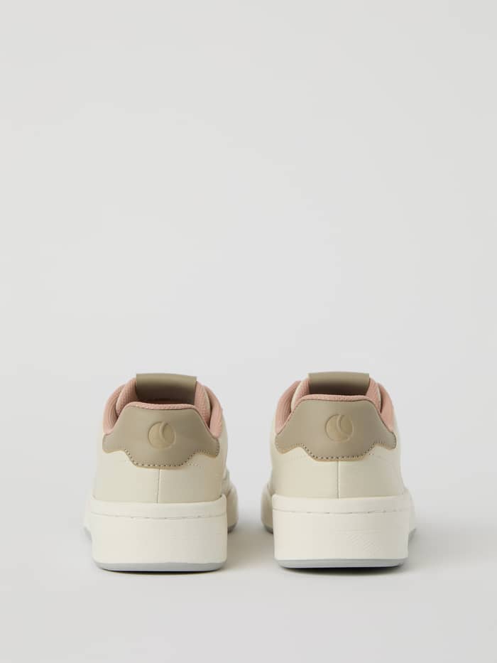 Achteraanzicht van de op tennis geïnspireerde Björn Borg Womens Sneakers T2200 in wit synthetisch leer met taupe logo. - Image 2