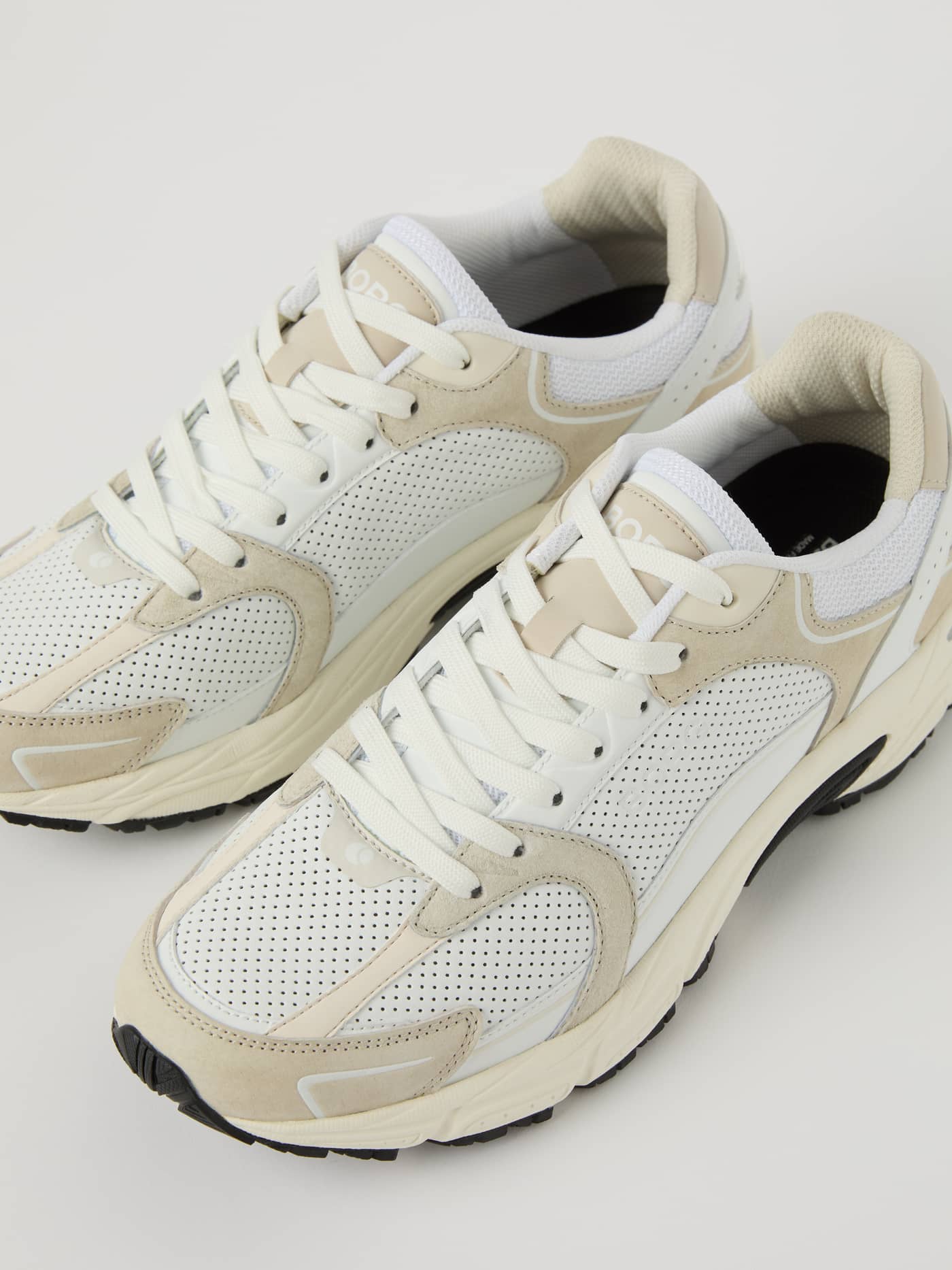 Men’s Sneakers R3400 en blanco con piel transpirable, logo tonal y suela amortiguada para rendimiento en running. - Image 1