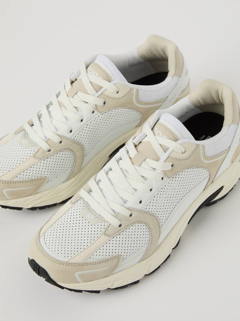 Men’s Sneakers R3400 i Hvid til løb med perforeret læderoverdel, tonalt logo og stødabsorberende gummisål.