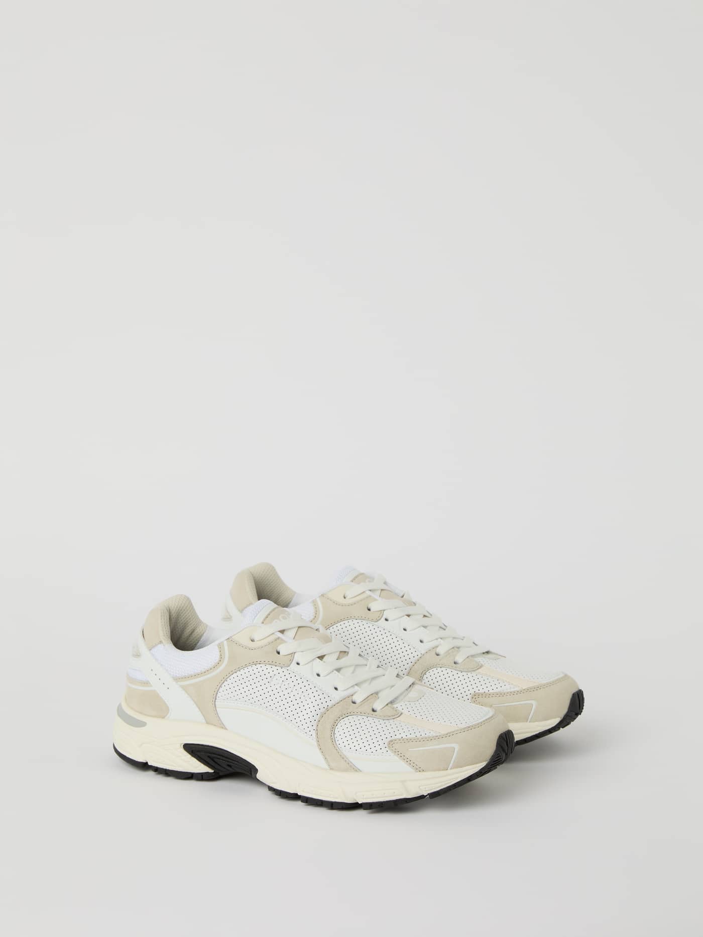Vista lateral de las Men’s Sneakers R3400 en Blanco con piel perforada y suela de goma amortiguadora para running. - Image 2