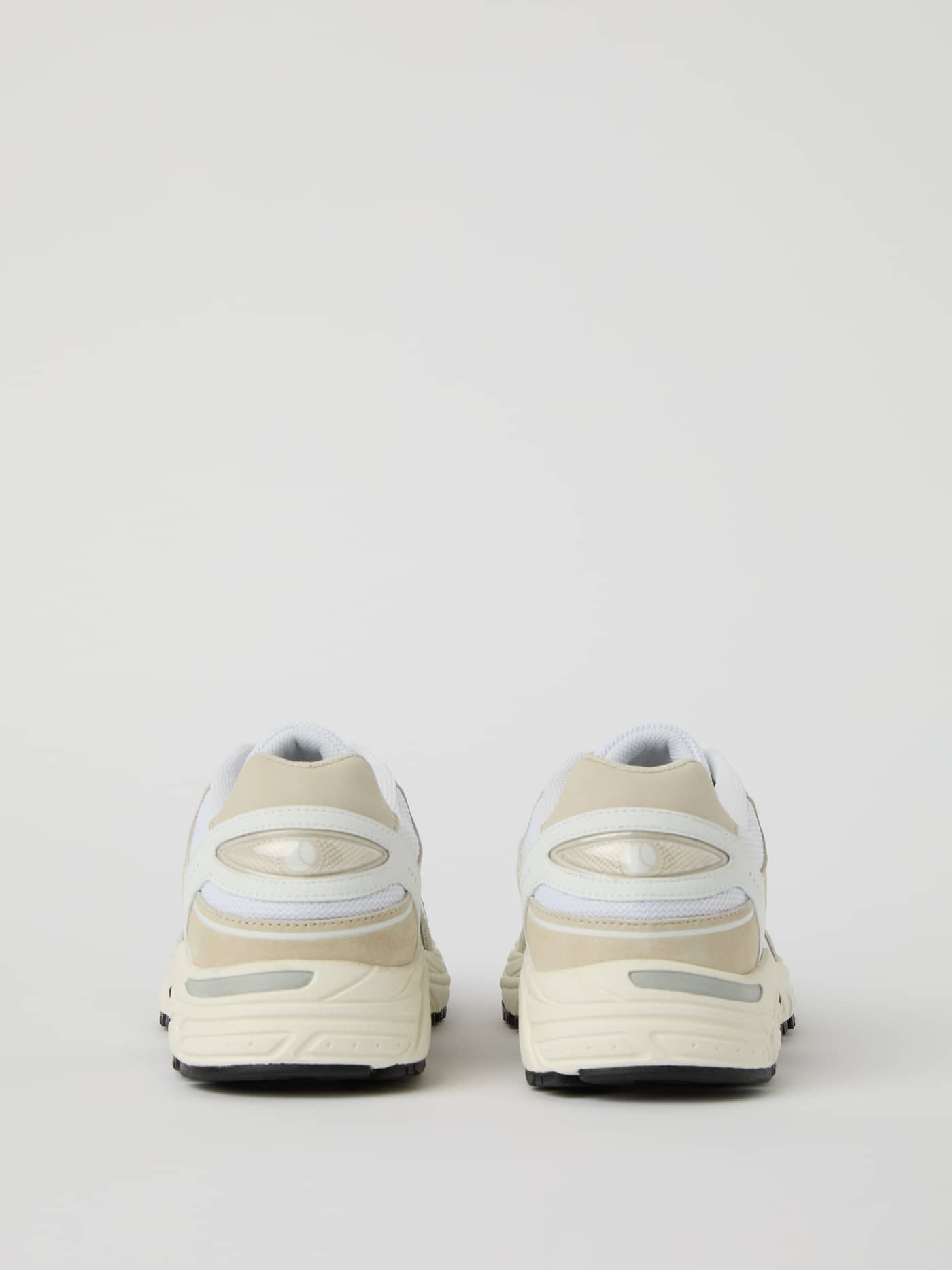 Vista posterior de las Men’s Sneakers R3400 en Blanco para running con talón de apoyo para mayor estabilidad. - Image 3