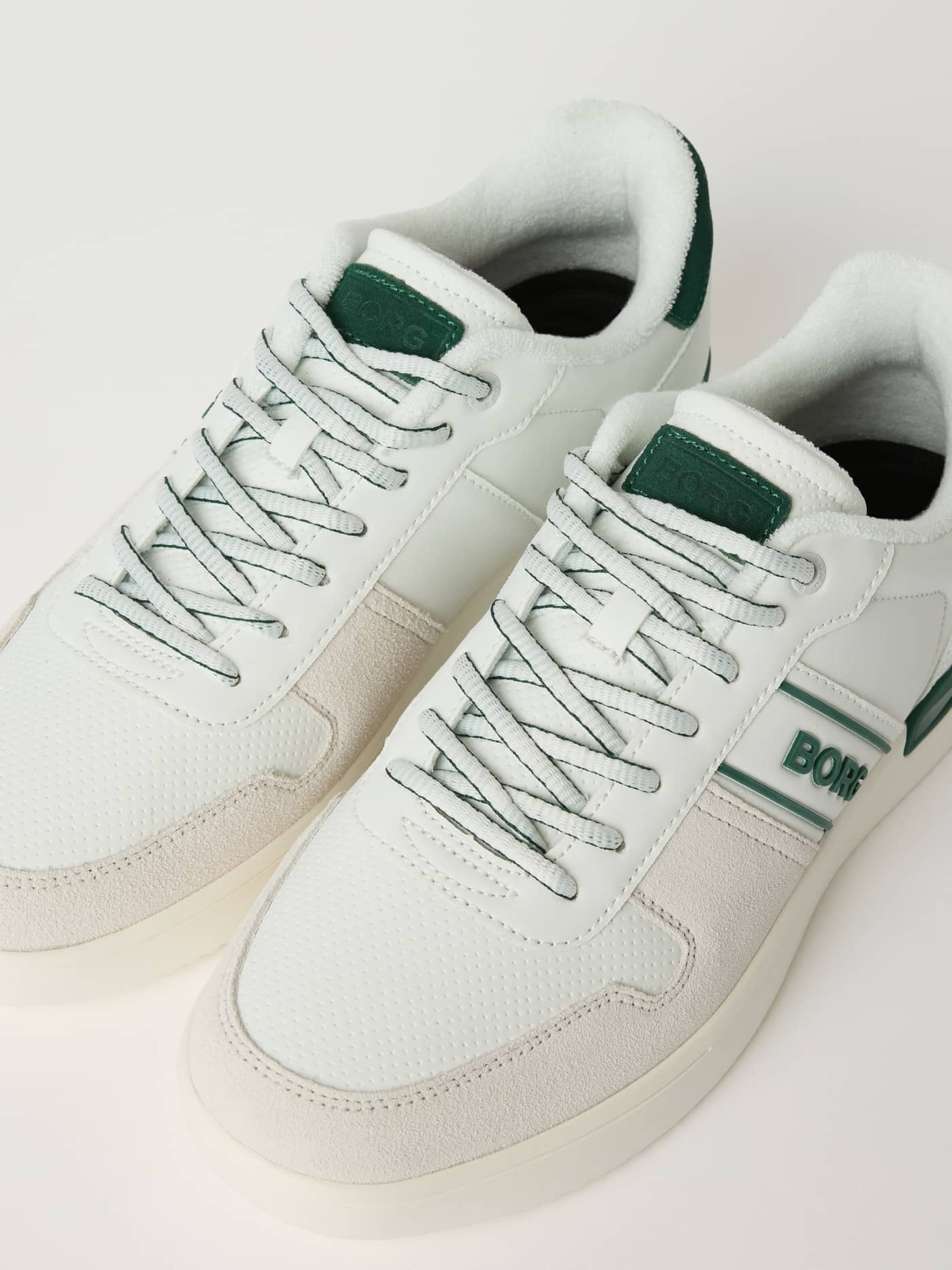 White Björn Borg Men’s Leather Sneakers T2900 in a top-down view, featuring green logo details and a tennis-inspired design. - Image 2