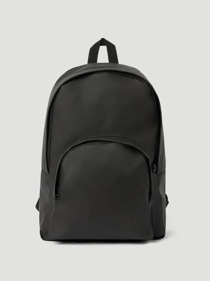 Core Coated Iconic Backpack 26L in Black Beauty (Zwart) met weerbestendige TPE-coating en ton-sur-ton logo, vooraanzicht.