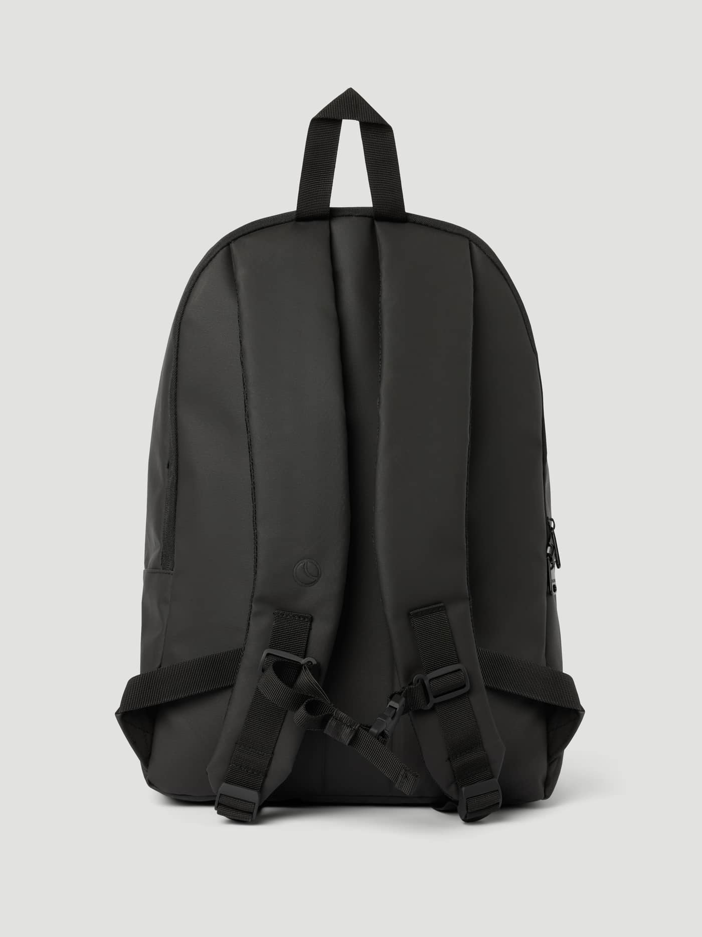 Rückansicht des Core Coated Iconic Backpack 26L in Black Beauty (Schwarz) mit gepolsterten Schultergurten und TPE-Material. - Image 2
