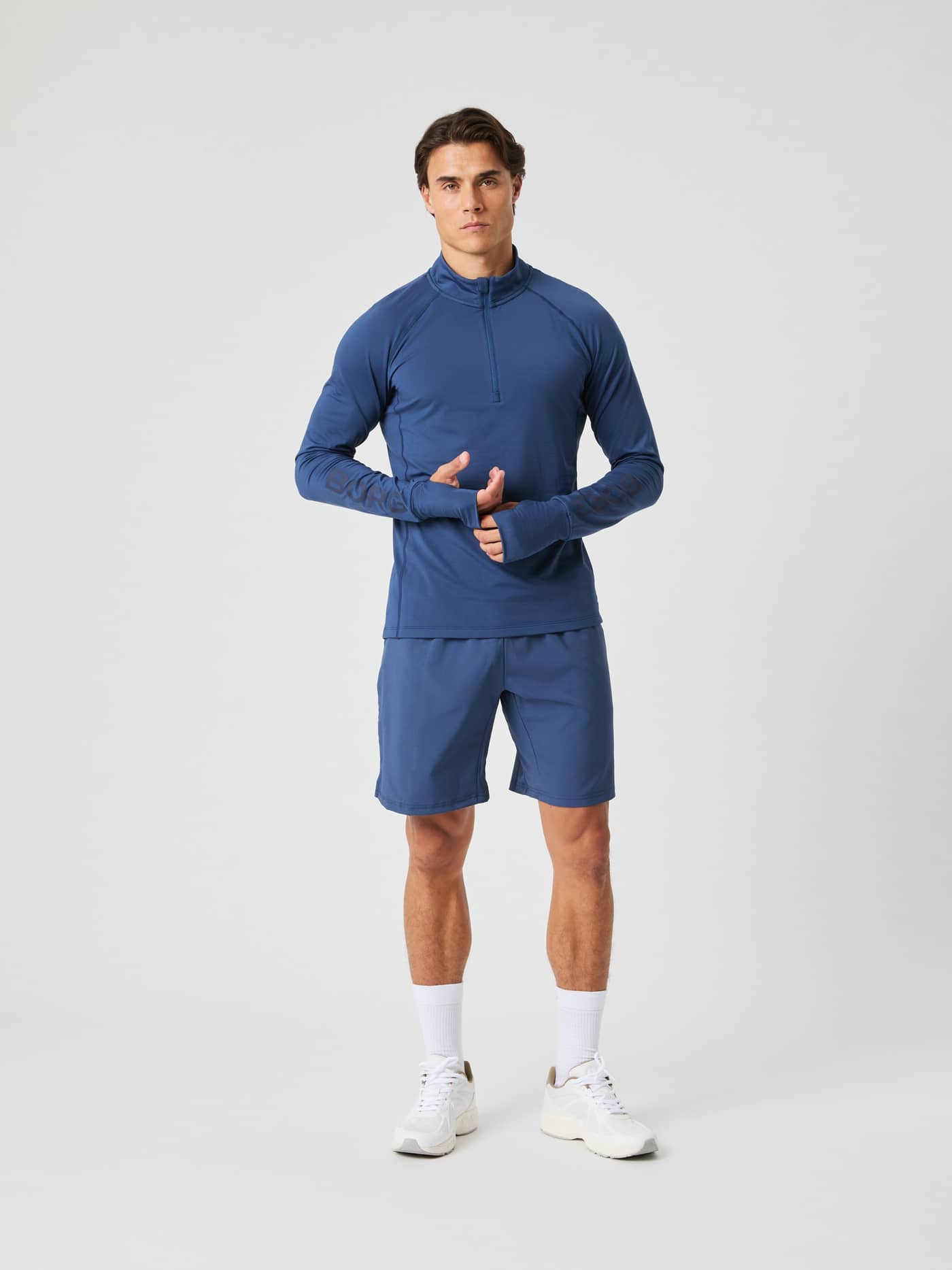 Komplettansicht des Borg Midlayer Half Zip in Sargasso Sea (Blau) mit Daumenlöchern und passenden Shorts für Training. - Image 3
