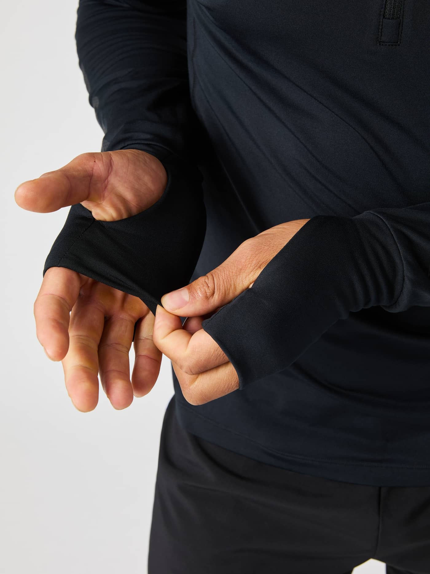 Close-up of the thumbholes on the sleeves of the black Borg Midlayer Half Zip for men. - Image 6