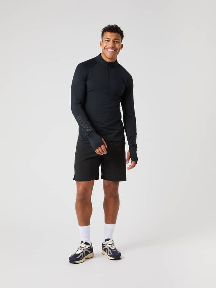Ganzkörperaufnahme eines Mannes im Borg Midlayer Half Zip in Black Beauty (Schwarz) für Training und Laufen. - Image 4