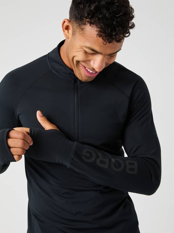 Borg Midlayer Half Zip en Black Beauty (Negro) con abertura para el pulgar y logo en la manga para entrenamiento.