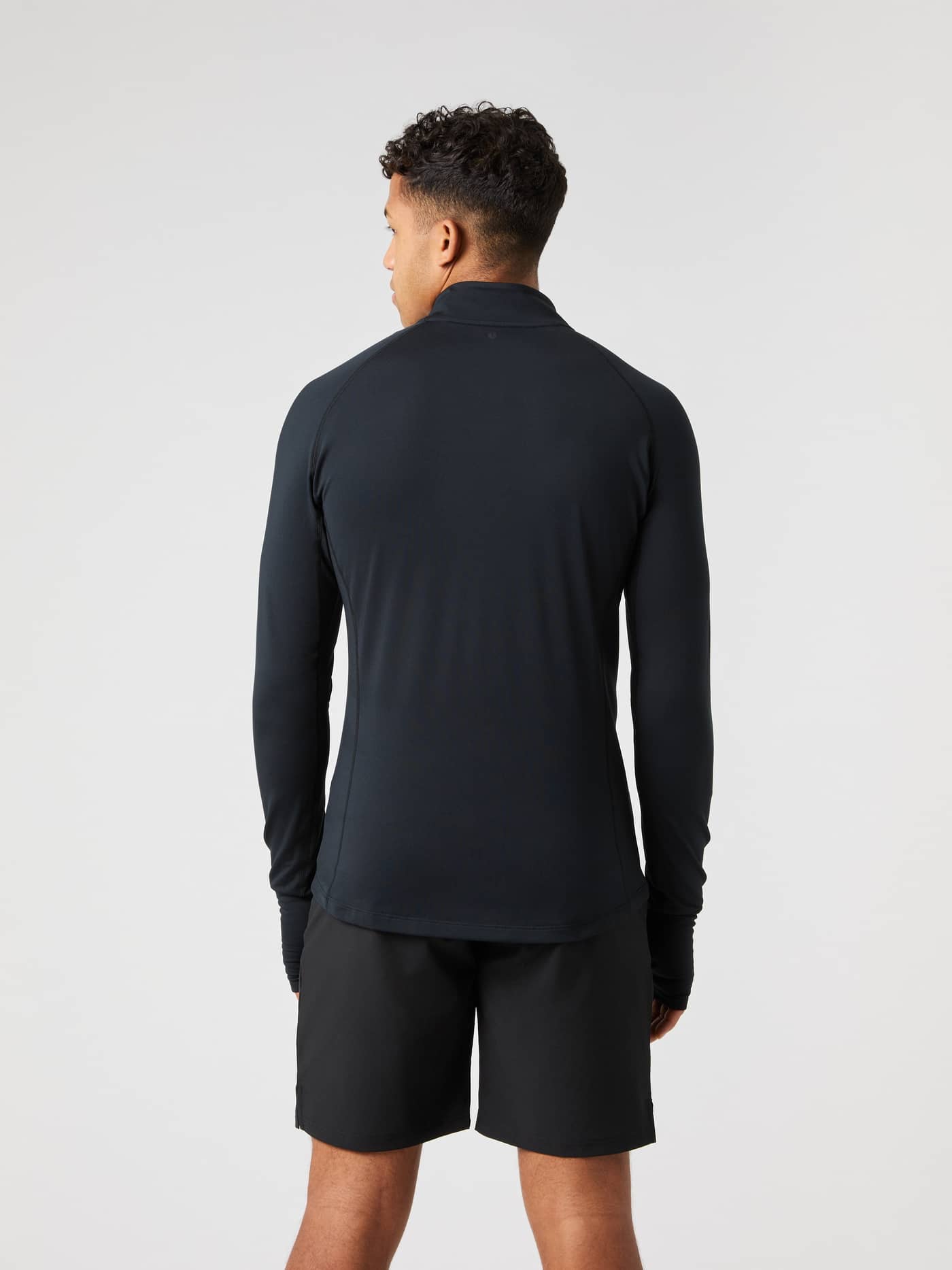 Back view of a man wearing the black Borg Midlayer Half Zip. - Image 3