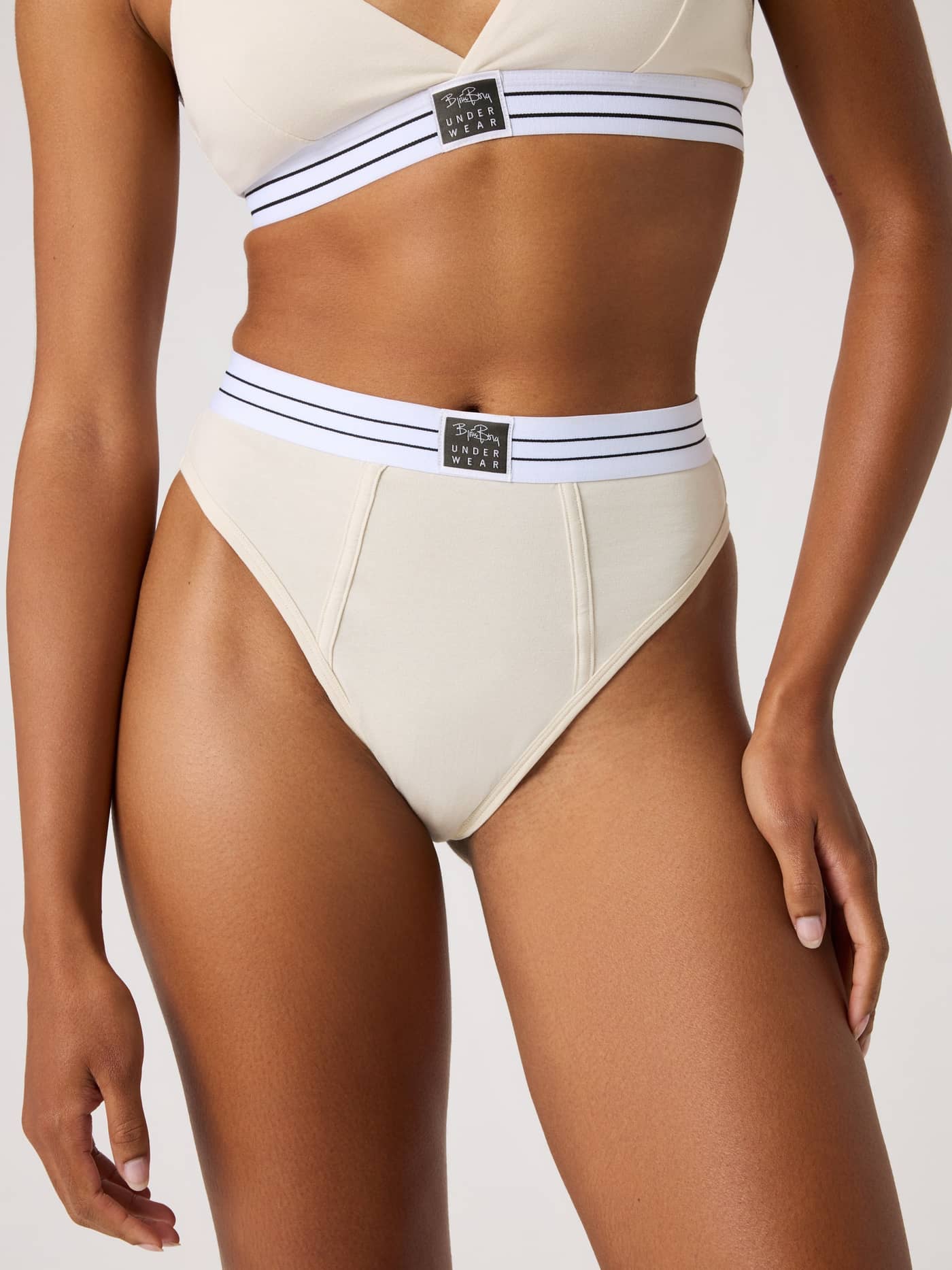 Vorderansicht eines Models in den Jessie Jazz Highwaist Briefs in Weiß mit Logo-Bund und bequemer Passform. - Image 5
