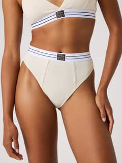 Vorderansicht eines Models in den Jessie Jazz Highwaist Briefs in Weiß mit Logo-Bund und bequemer Passform. - Image 5