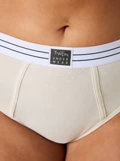 Detaillierte Frontansicht der Jessie Jazz Highwaist Briefs in Weiß mit elastischem Heritage-Logo-Bund. - Image 8