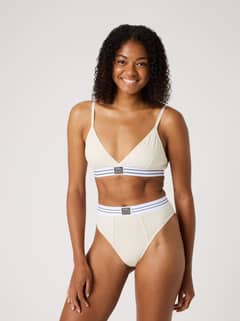 Vorderansicht eines Models in Jessie Jazz Highwaist Briefs in Weiß aus Baumwolle für eine schmeichelhafte Passform. - Image 7
