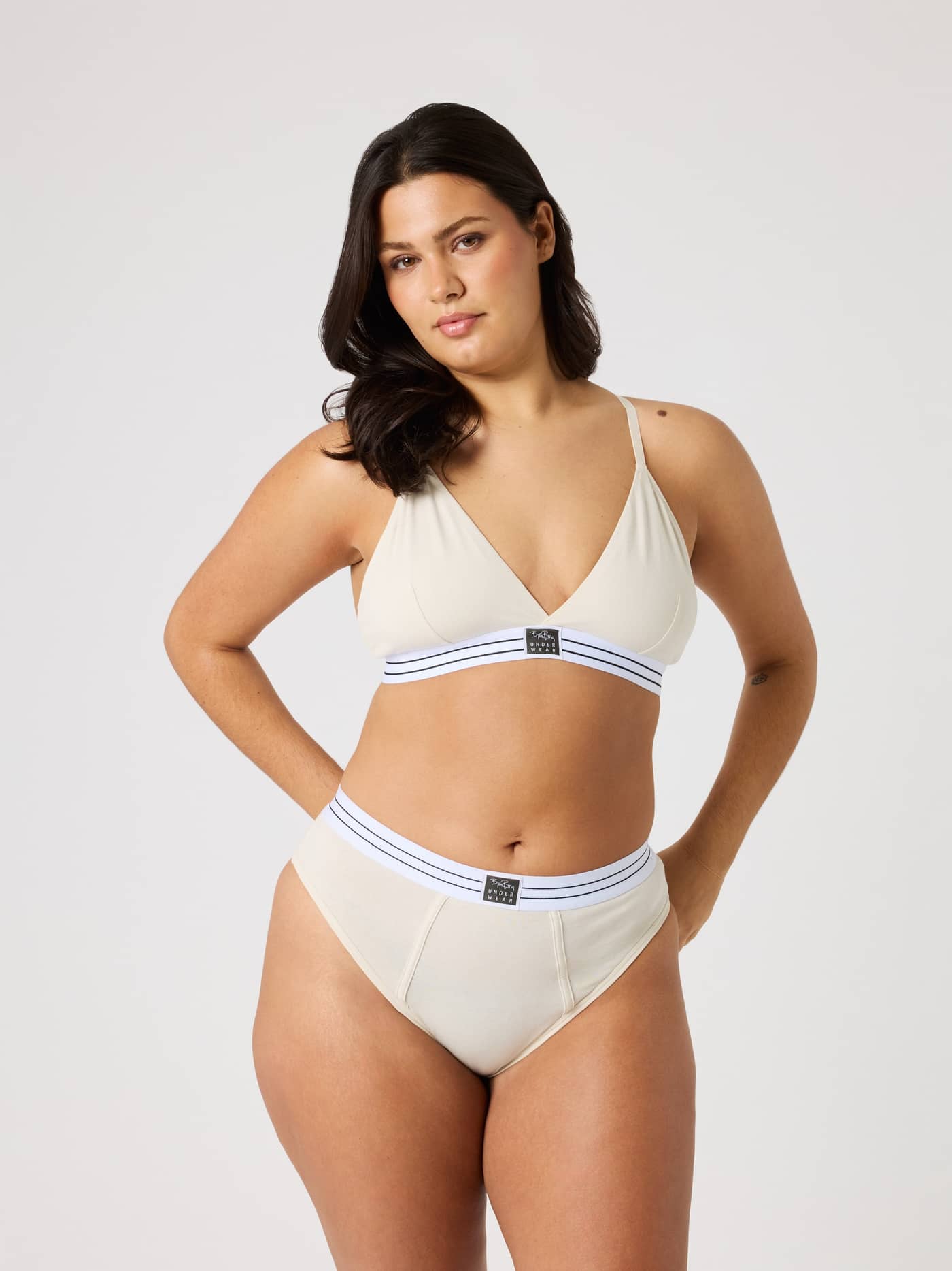 Vorderansicht eines Models in den Jessie Jazz Highwaist Briefs in Weiß mit schmeichelhafter Highwaist-Passform. - Image 3