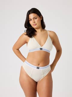 Vorderansicht eines Models in den Jessie Jazz Highwaist Briefs in Weiß mit schmeichelhafter Highwaist-Passform. - Image 3