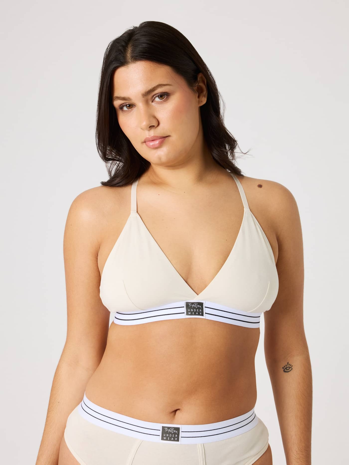 Jessie Jazz Triangle Bra i Hvid set forfra på en model i blødt bomuldsstretch med lav støtte og behagelig pasform. - Image 4