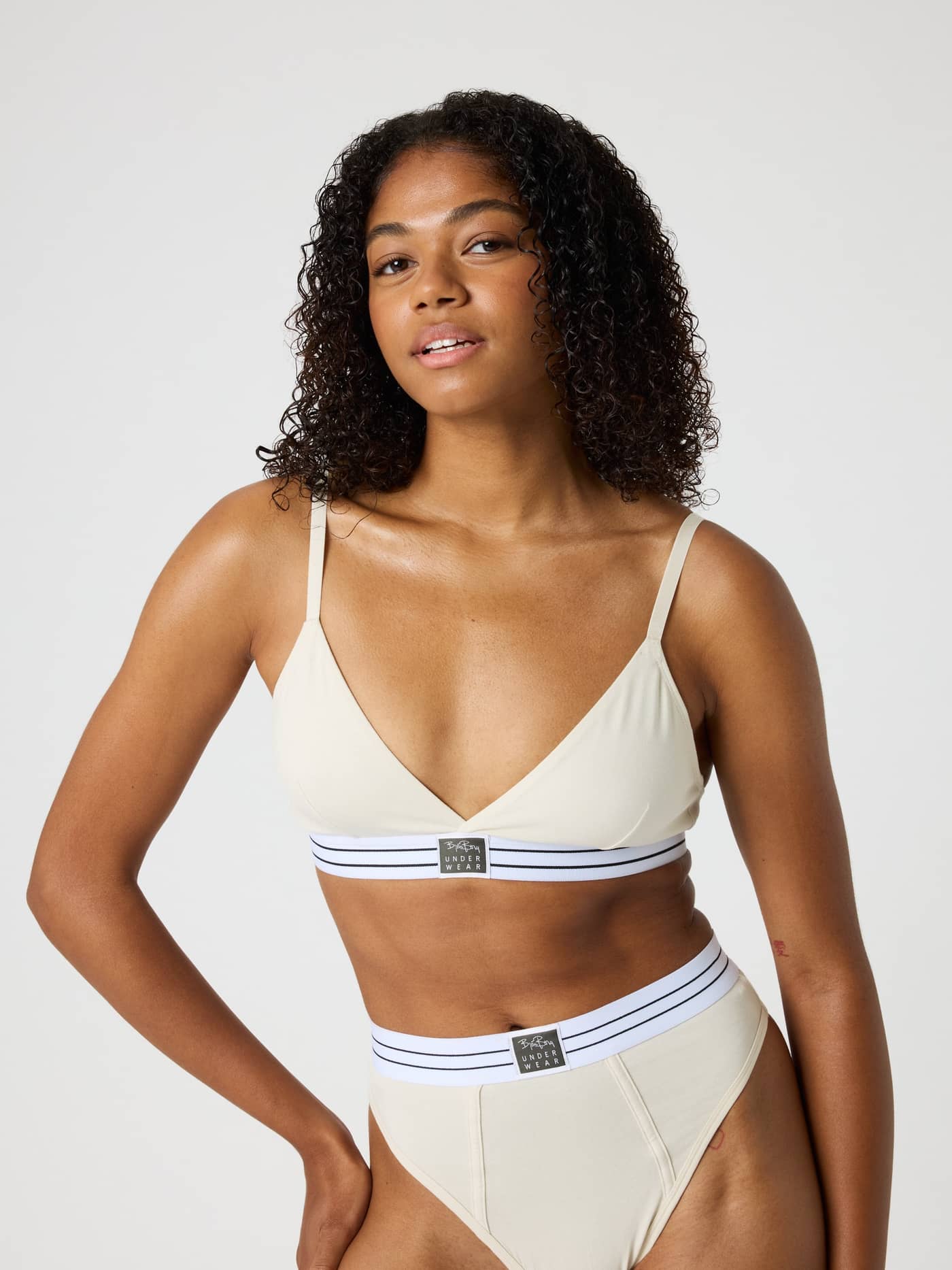 Jessie Jazz Triangle Bra i Hvid set forfra på en model i blødt bomuldsstretch med stribet elastikkant. - Image 7