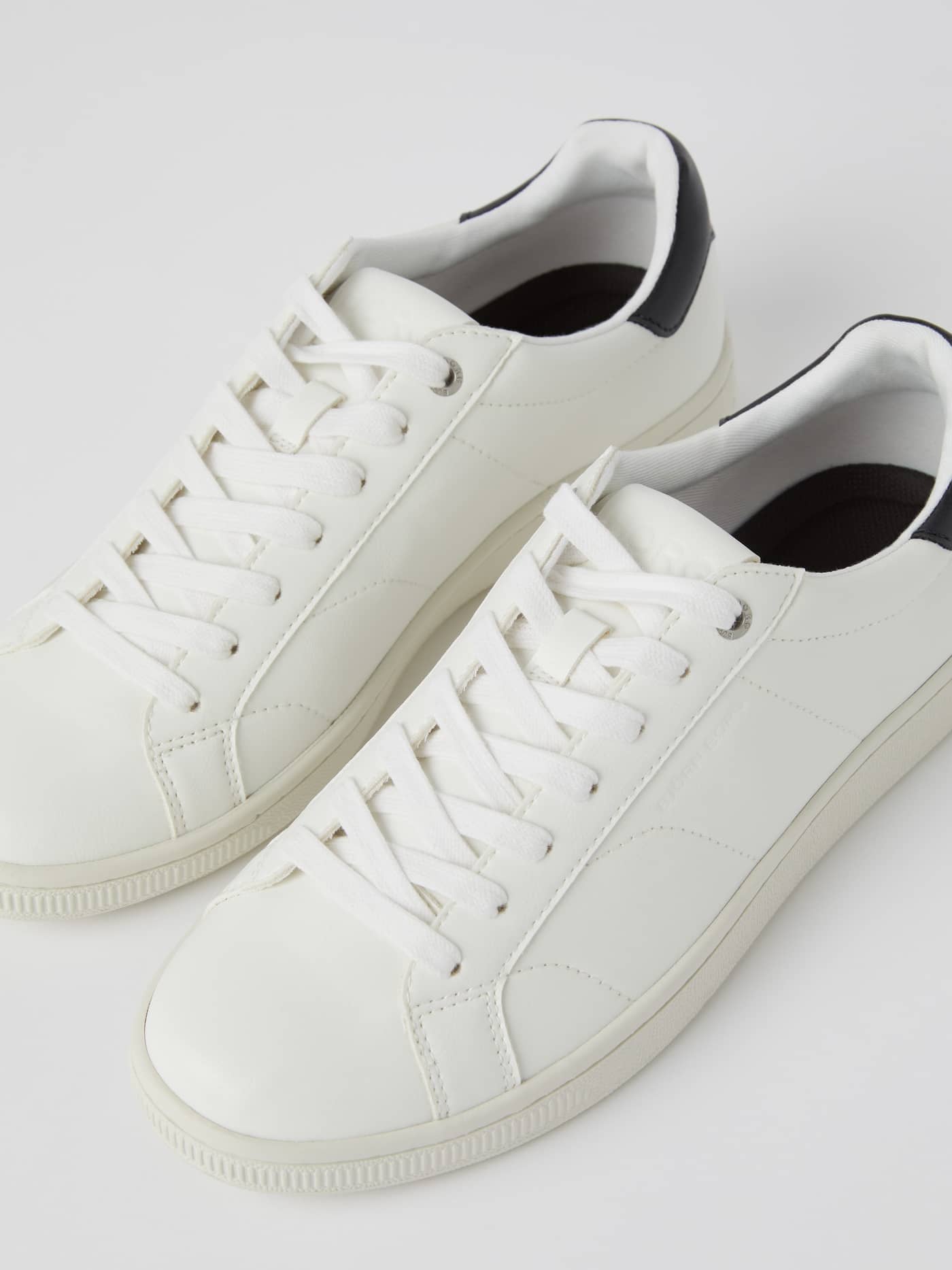 Närbild på Men’s Deuce Sneakers (T305) i Vit med en klassisk tennisdesign i vattenbaserat syntetläder för herrar. - Image 2
