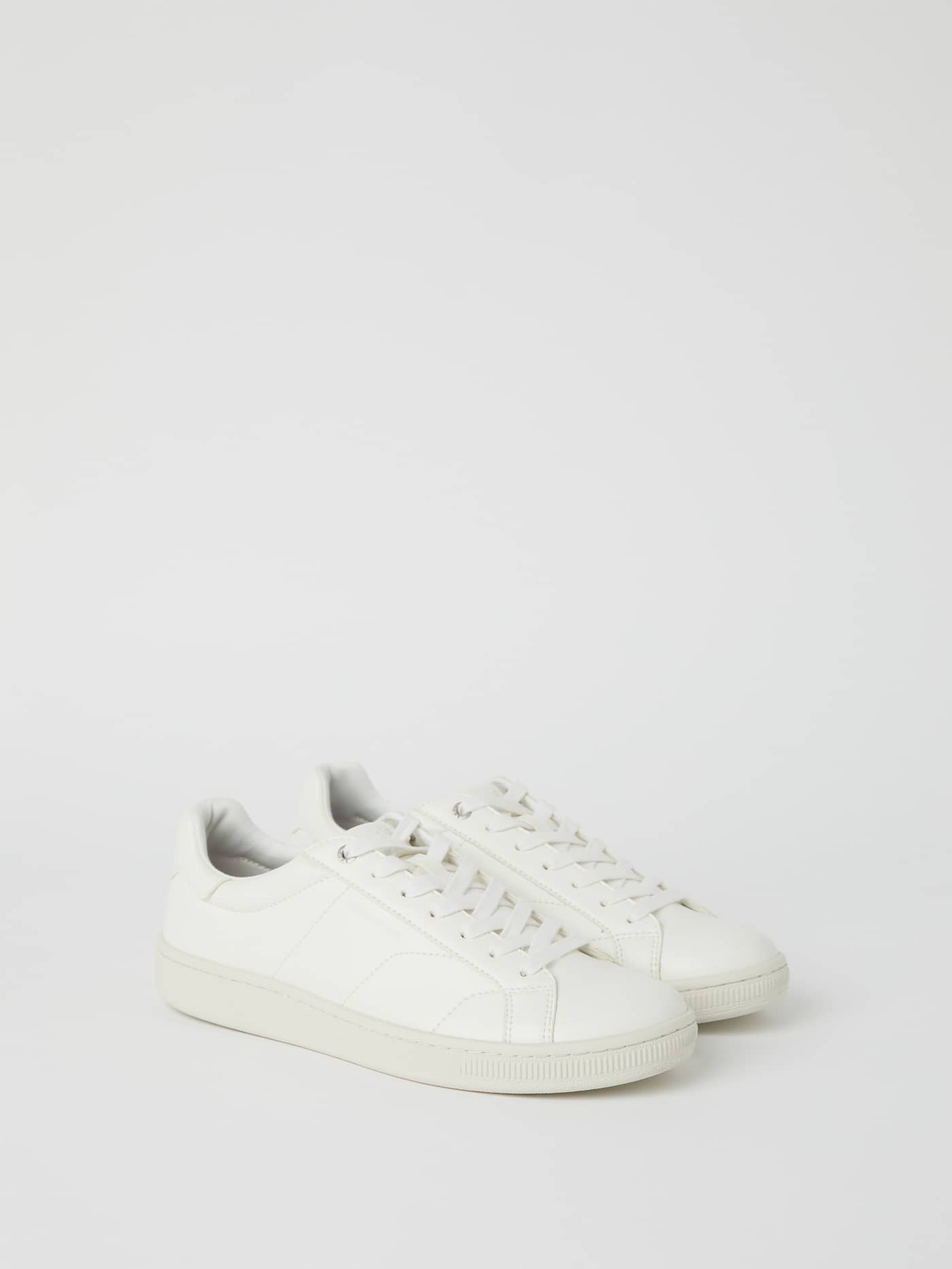 Vista en ángulo de las Men’s Deuce Sneakers (T305) en Blanco con diseño de tenis y piel sintética. - Image 1