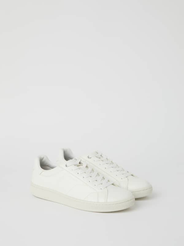 Angled view of Men’s Deuce Sneakers (T305) in White featuring a tennis design and synthetic leather.