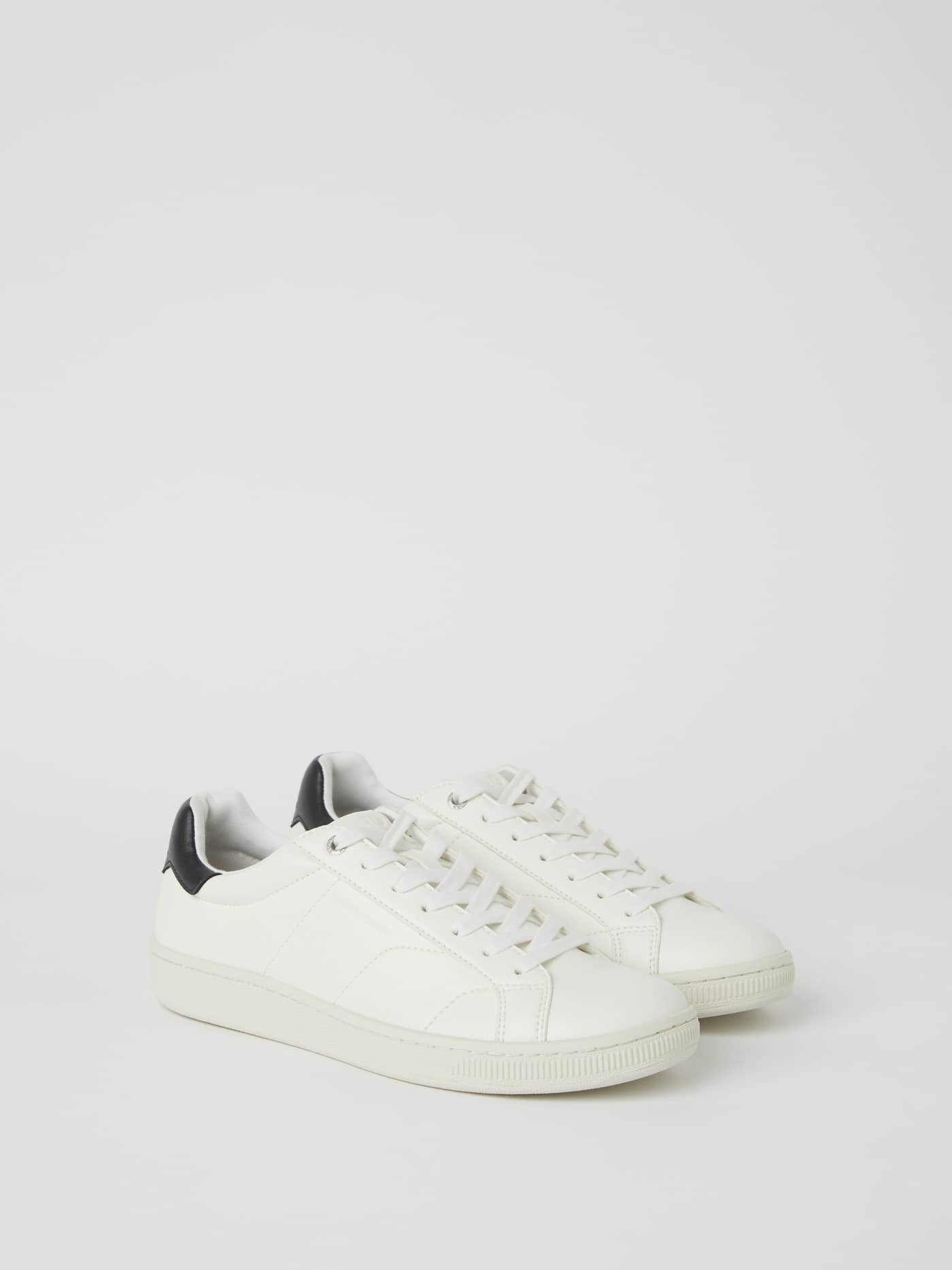 Sidovy av vita Men’s Deuce Sneakers (T305) med klassisk tennisdesign och slitstark ovandel i syntetläder. - Image 1