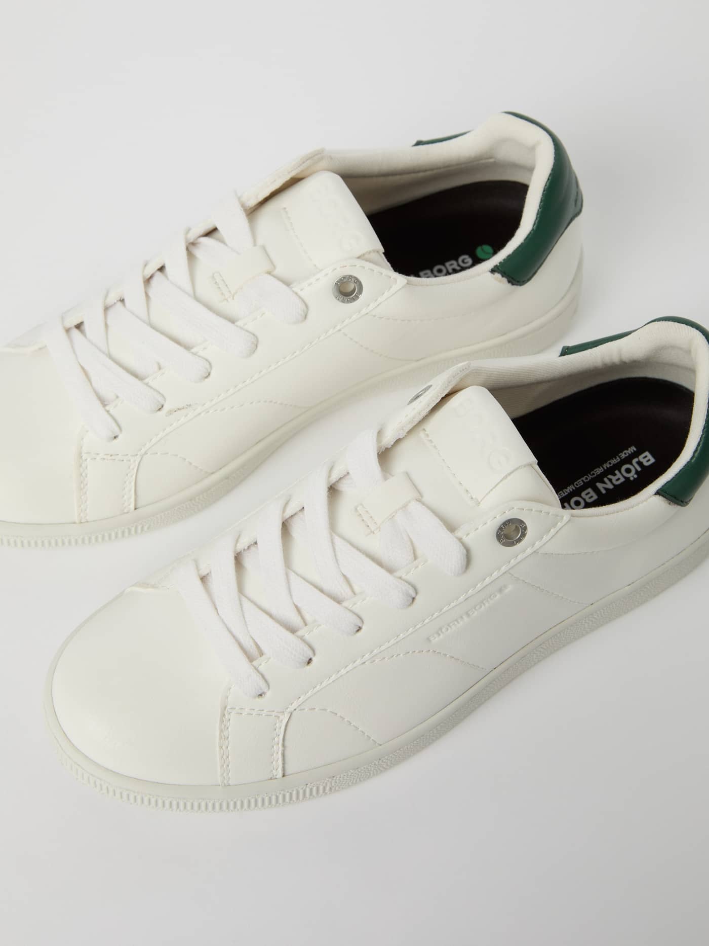 Top-down view of the white Men’s Deuce Sneakers (T305) in synthetic leather with a classic tennis design and green logo. - Image 2
