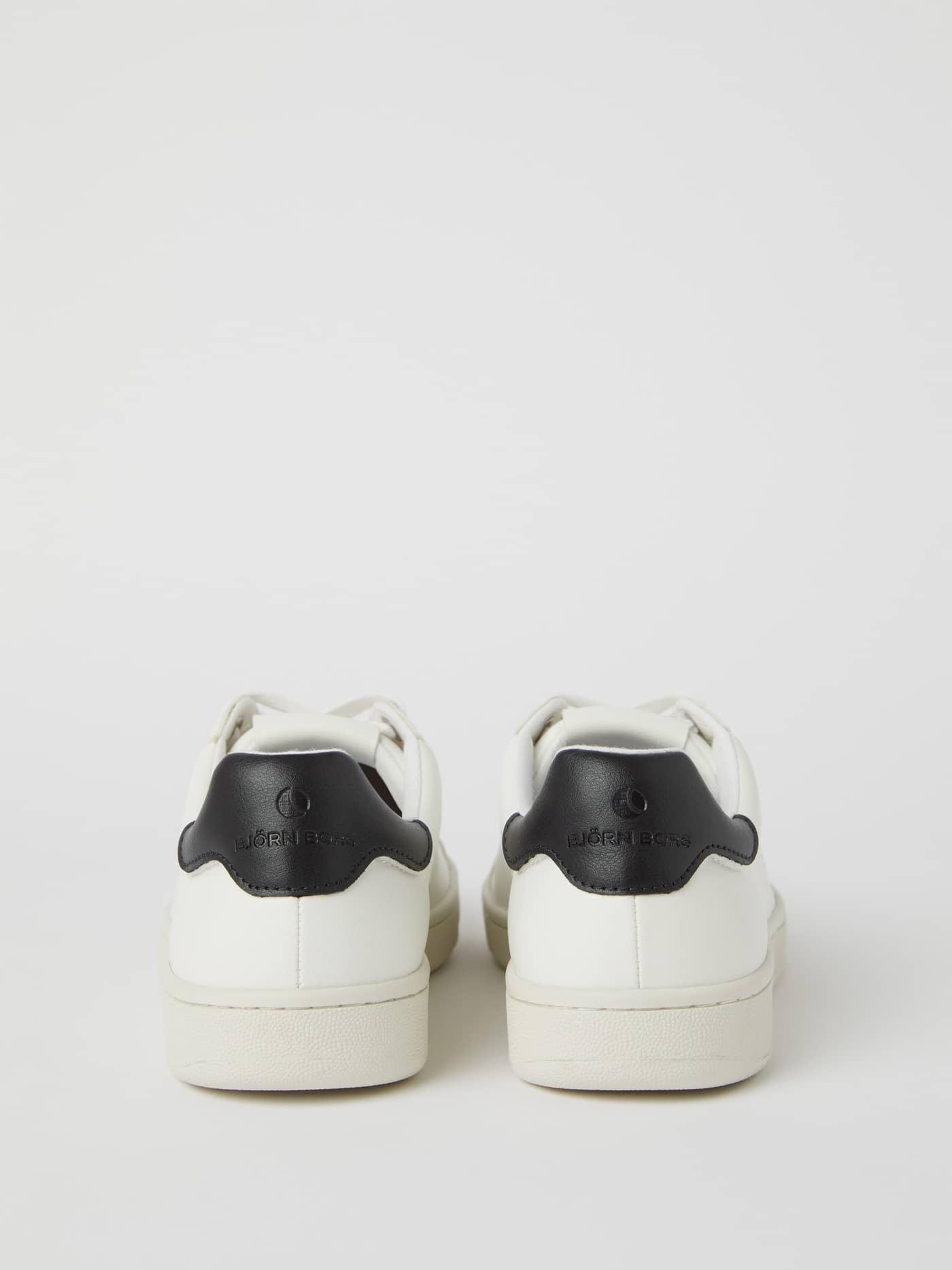 Baksidan av vita Men’s Deuce Sneakers (T305) med en marinblå tennisbollslogotyp på hälen för stil och funktion. - Image 3