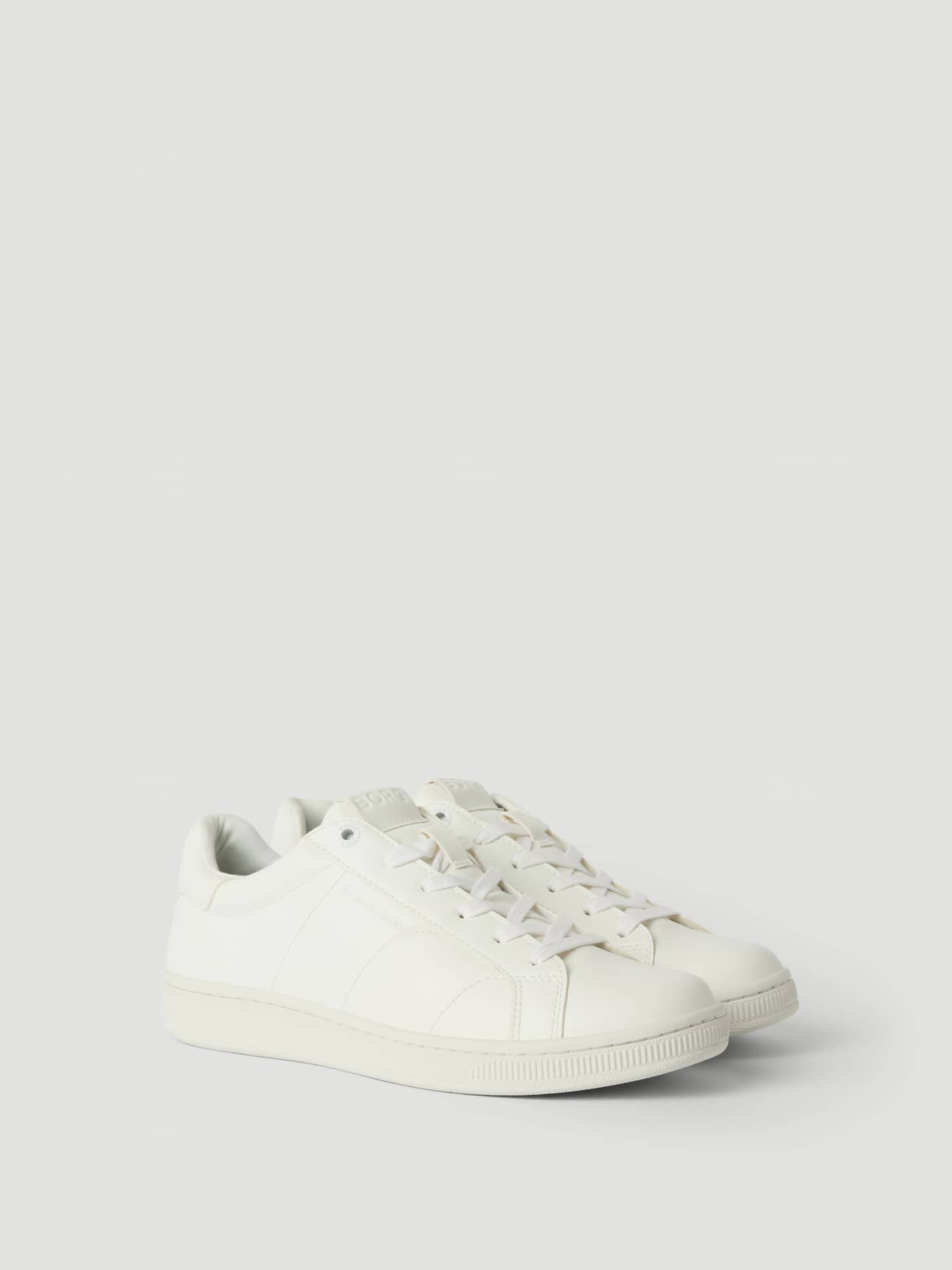 Vista tres cuartos de las Women's Deuce Sneakers (T305) en blanco de piel sintética con estilo de tenis y ajuste clásico. - Image 1