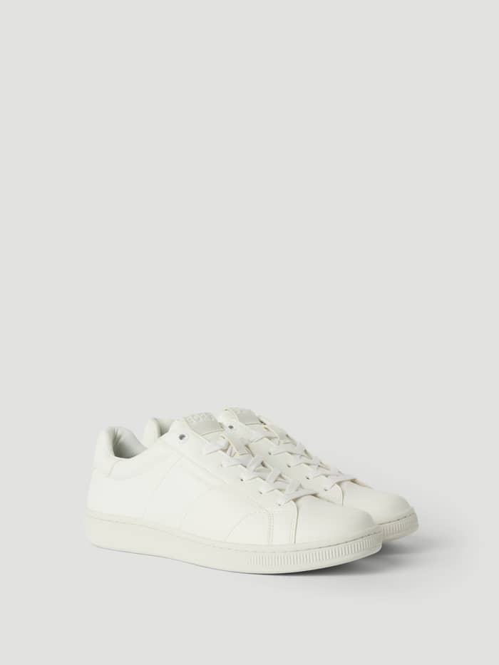 Dreiviertelansicht der Women's Deuce Sneakers (T305) in Weiß aus Kunstleder mit klassischem Tennis-Stil und Passform.
