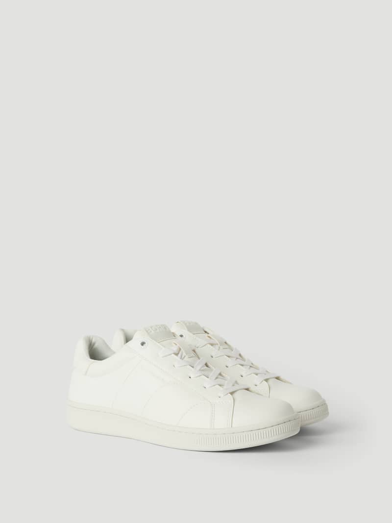 Three-quarter view of the white Women's Deuce Sneakers (T305) in synthetic leather with a classic tennis style and fit.