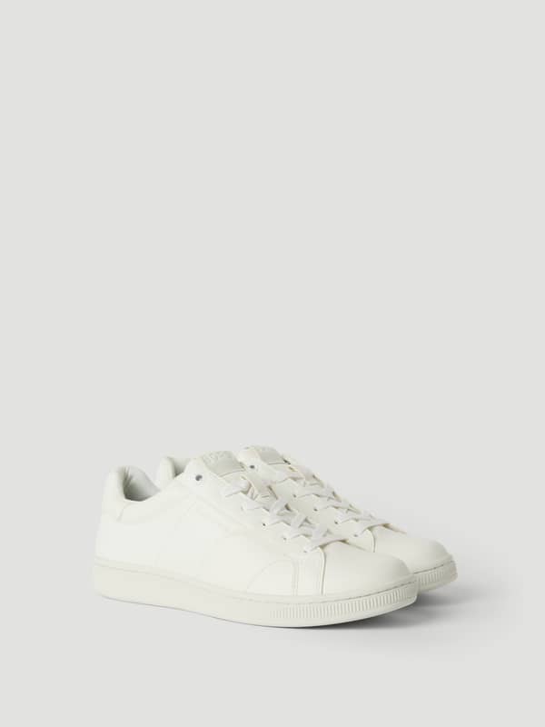 Three-quarter view of the white Women's Deuce Sneakers (T305) in synthetic leather with a classic tennis style and fit.