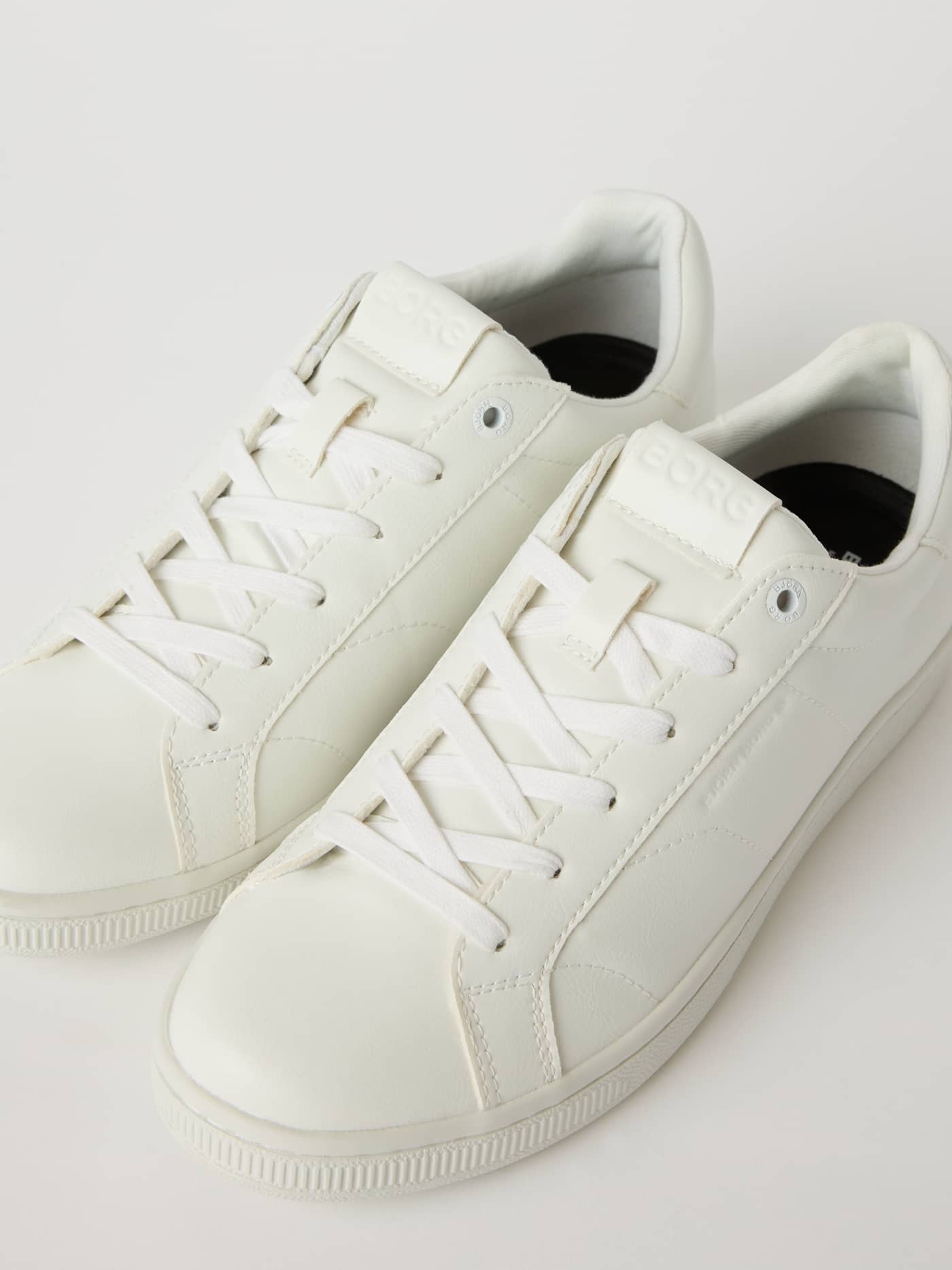 Vista frontal de las Women's Deuce Sneakers (T305) blancas de piel sintética con diseño de tenis, logo tonal y ajuste cómodo. - Image 2