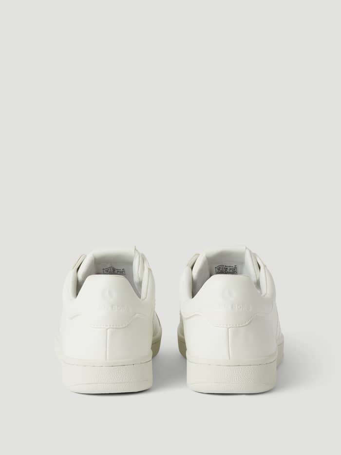 Witte Women's Deuce Sneakers (T305) van synthetisch leer met een wit tennisballenlogo in achteraanzicht. - Image 3