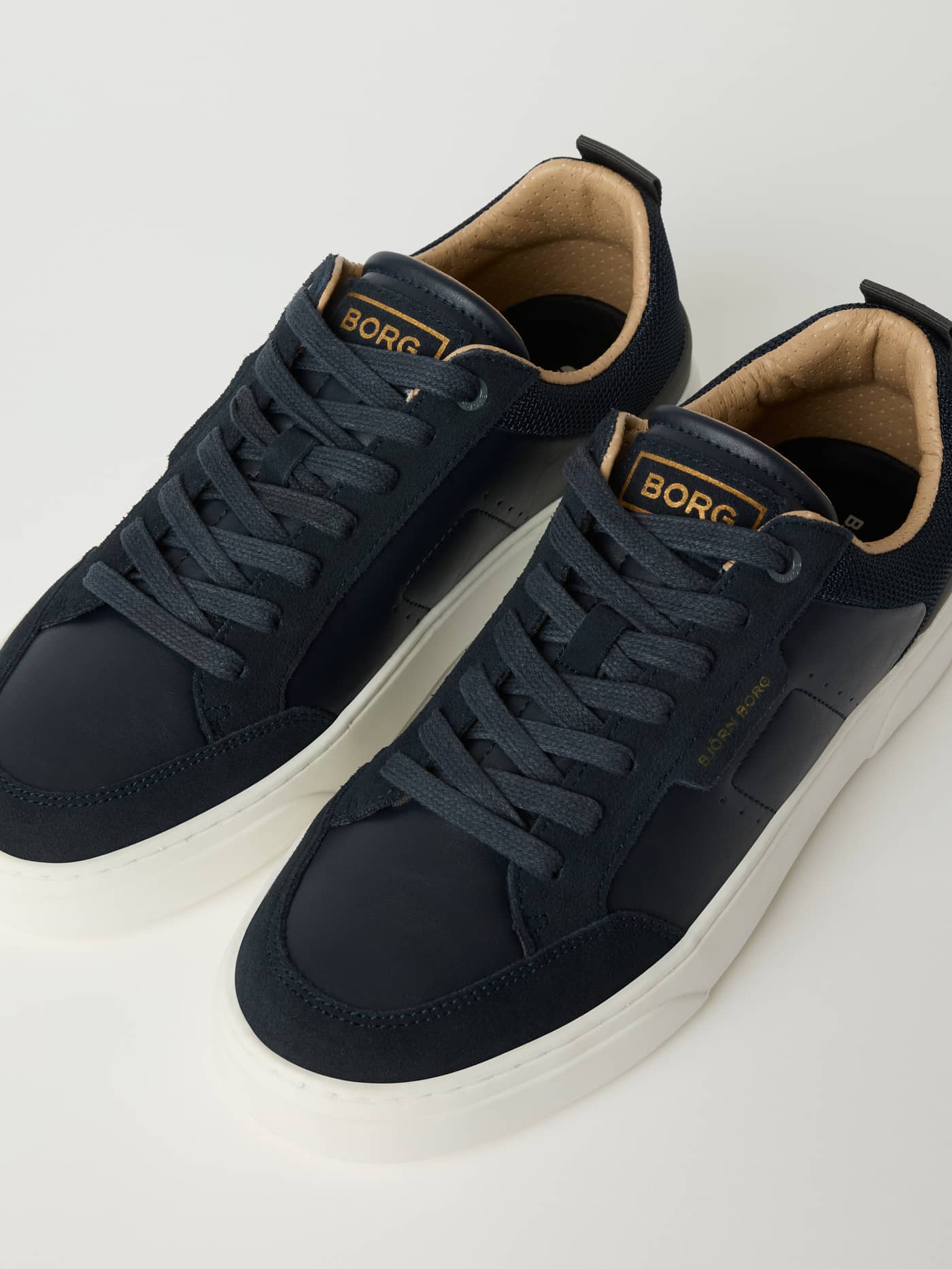 Men’s Breakpoint Sneakers in Navy aus Kunstleder und Veloursleder mit goldenen BORG-Logos für klassischen Tennis-Stil. - Image 2