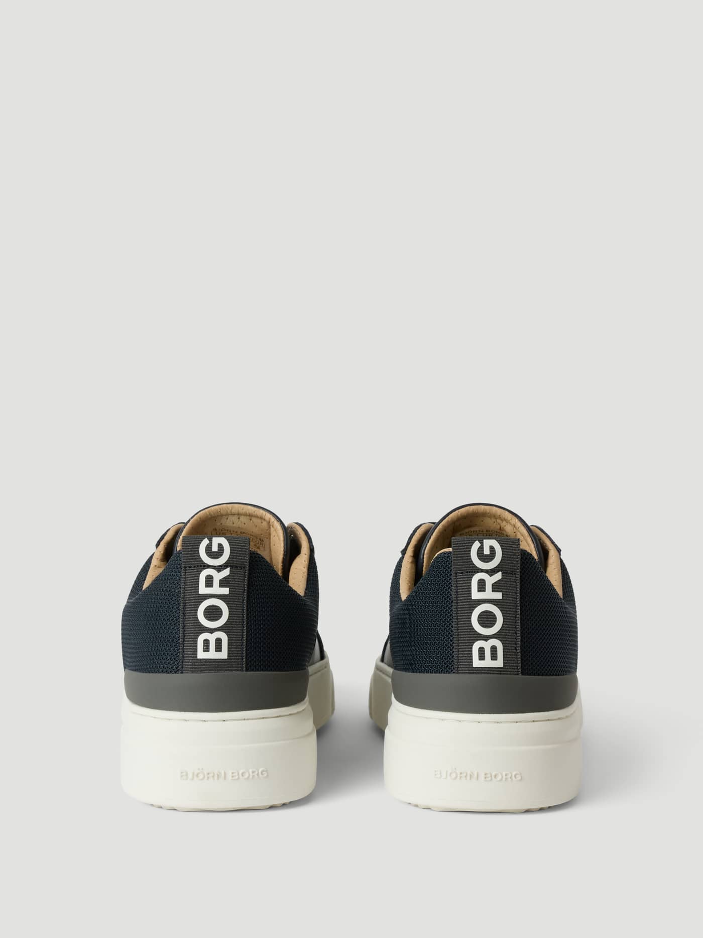 Rückansicht der Men’s Breakpoint Sneakers in Navy für Tennis mit weißen BORG-Logos und robuster Gummisohle. - Image 3