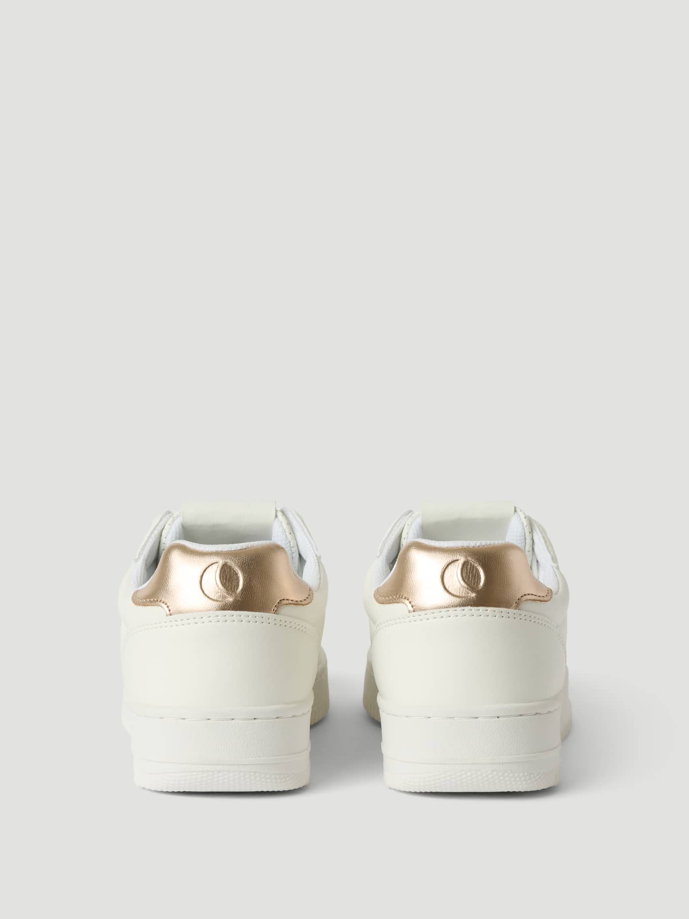 Vue arrière des Women’s Sneakers T2020 blanches en cuir synthétique, détails or rose et coupe tennis élégante. - Image 3